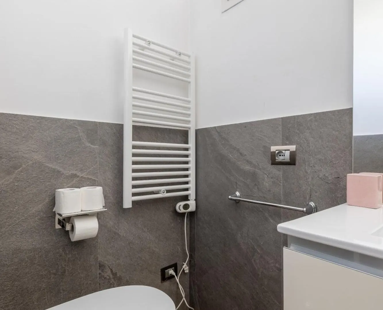 Quattro Fontane 4P - B&D Apts Rome 0*,  Italy